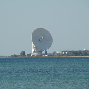 Вид с нашего пляжа. Самый большой подвижный радиотелескоп в мире. 